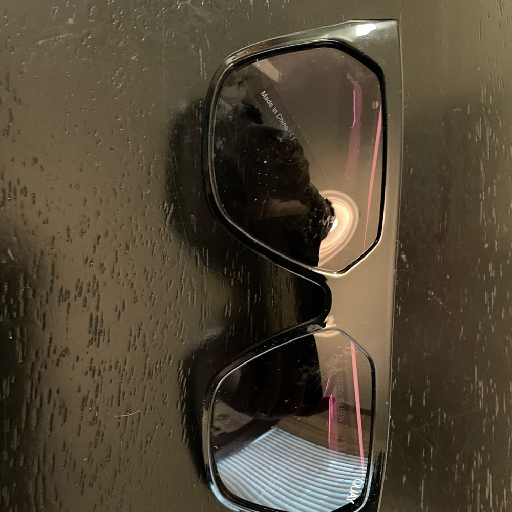 Quay v Jaclyn sunglasses like new